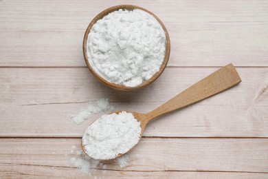 Photo of Bowl and spoon of starch on wooden table, flat lay