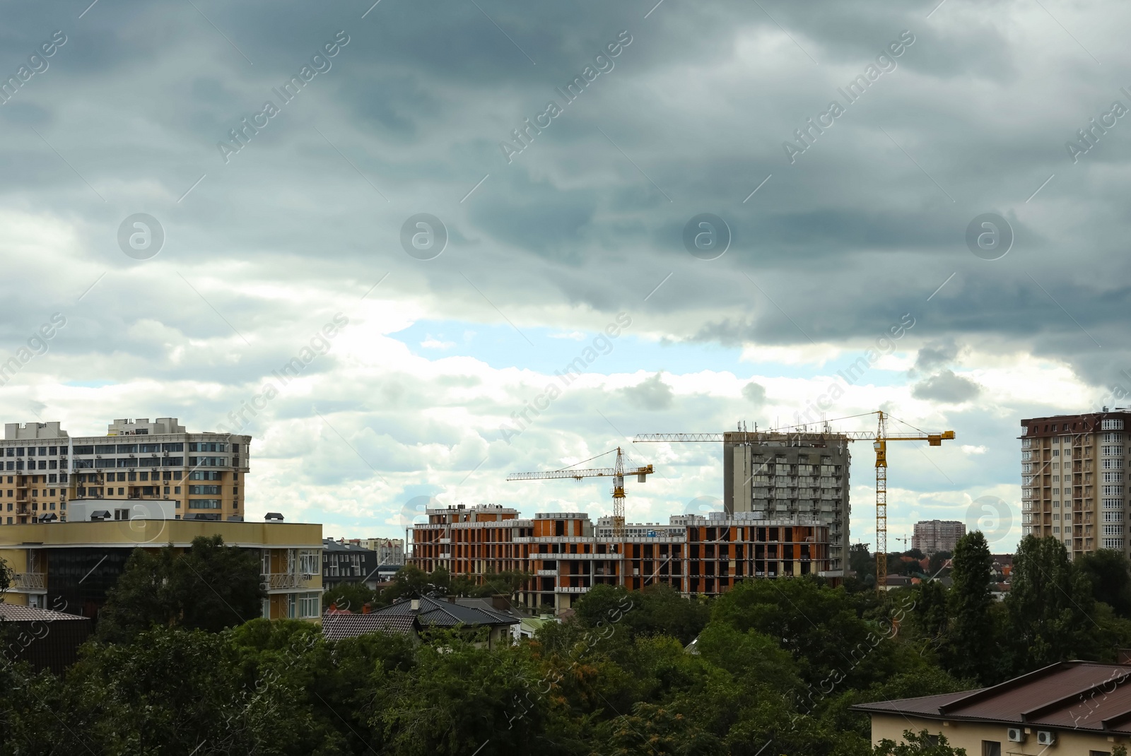 Photo of Beautiful view of cityscape and sky with grey clouds