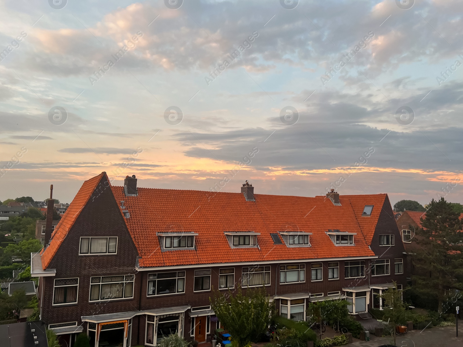 Photo of Beautiful view of cloudy sky over city in evening