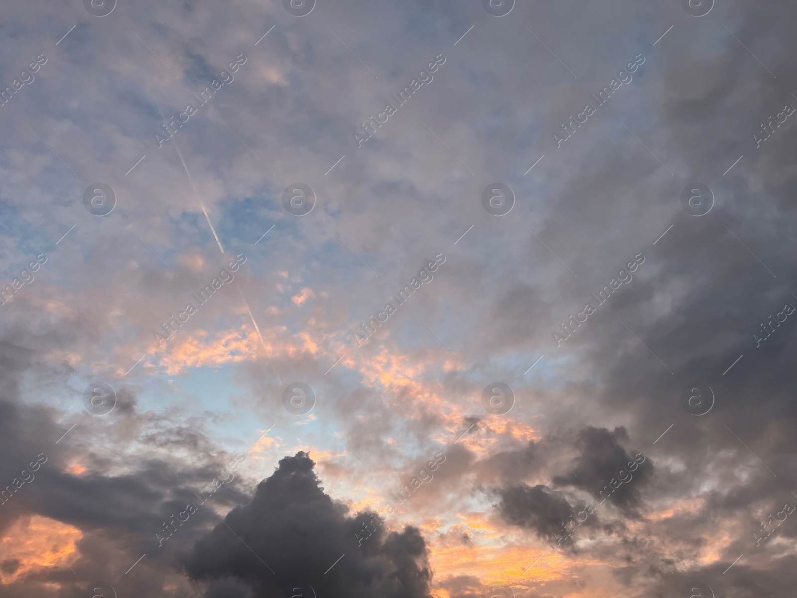 Photo of Picturesque view of cloudy sky at sunset