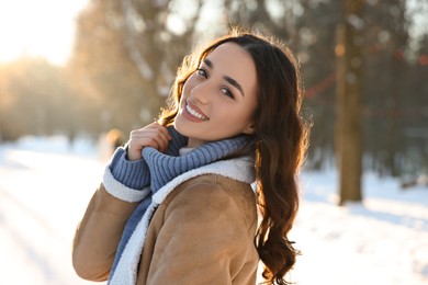 Photo of Portrait of smiling woman in winter snowy park