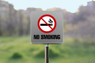 Image of Sign No Smoking outdoors on sunny day