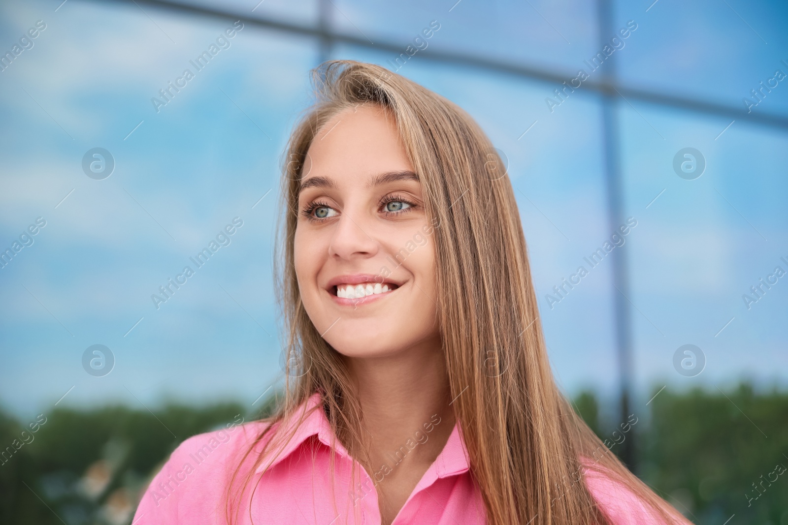 Photo of Portrait of beautiful young woman near building outdoors