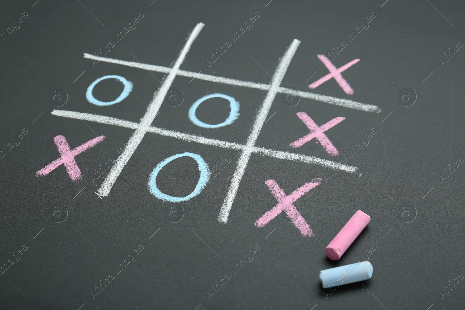 Photo of Tic tac toe game drawn on chalkboard