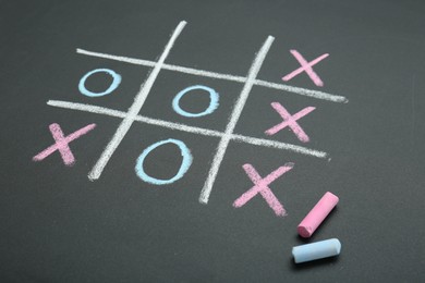 Photo of Tic tac toe game drawn on chalkboard