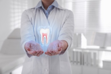 Image of Dentist showing virtual model of tooth in clinic, closeup