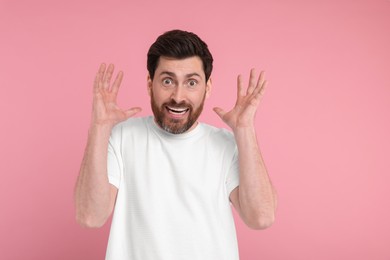 Photo of Portrait of surprised man on pink background