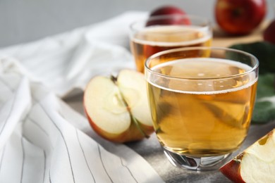 Photo of Delicious cider and ripe apple on table, closeup. Space for text