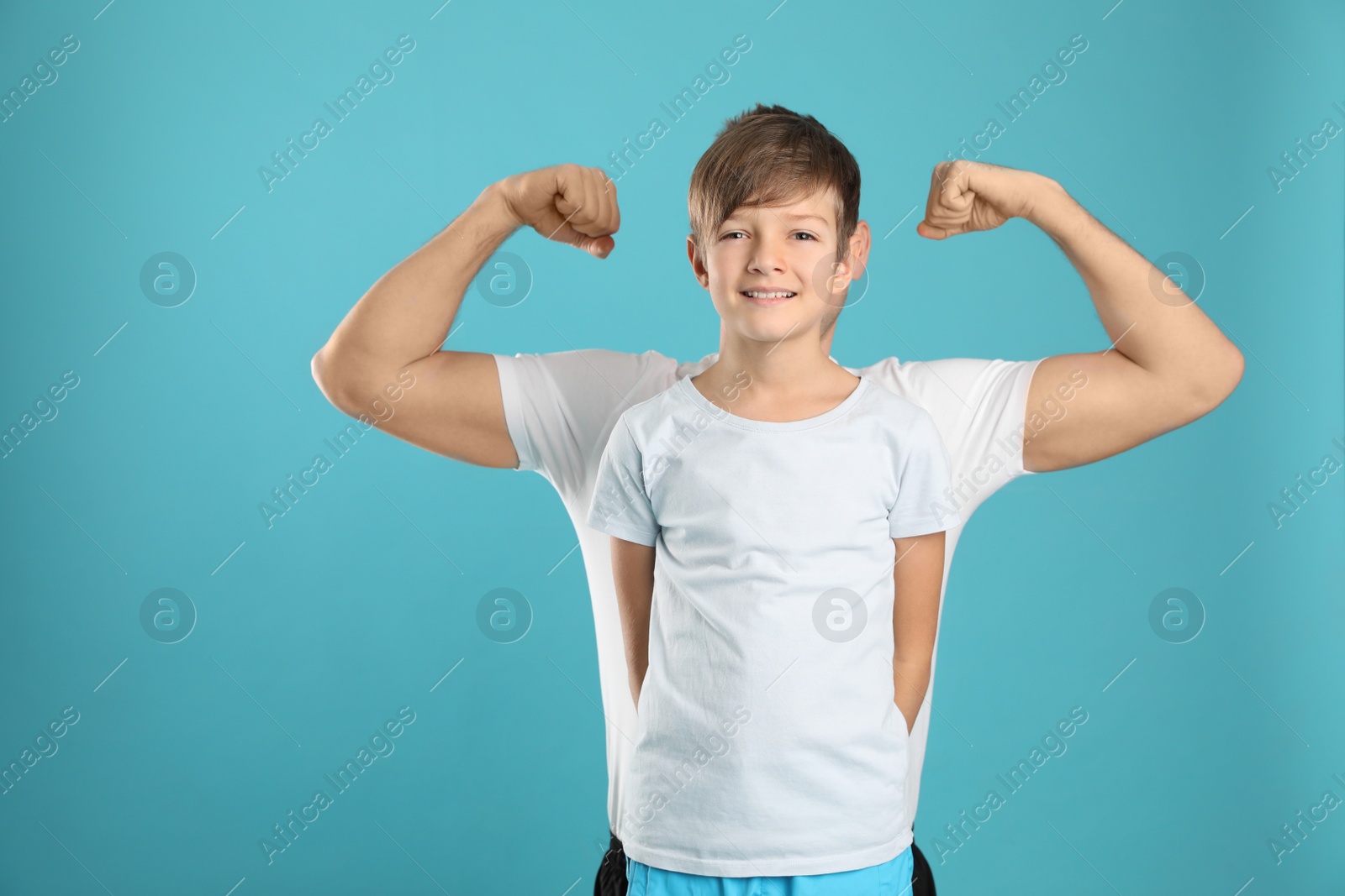 Photo of Portrait of sporty dad and his son on color background