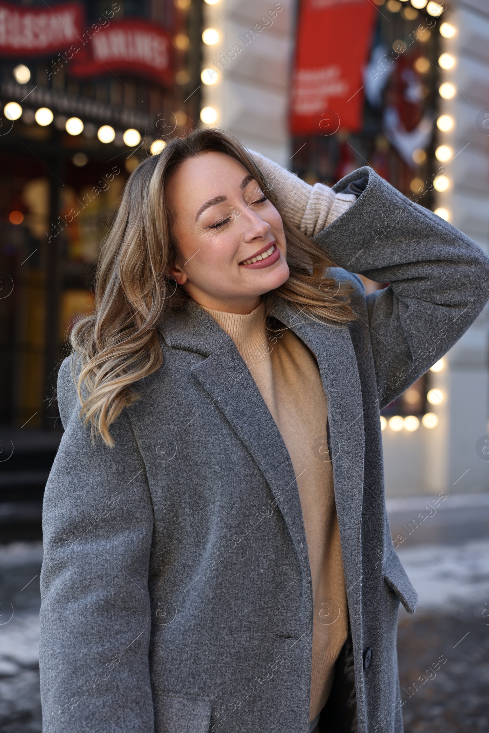 Photo of Portrait of smiling woman on city street in winter