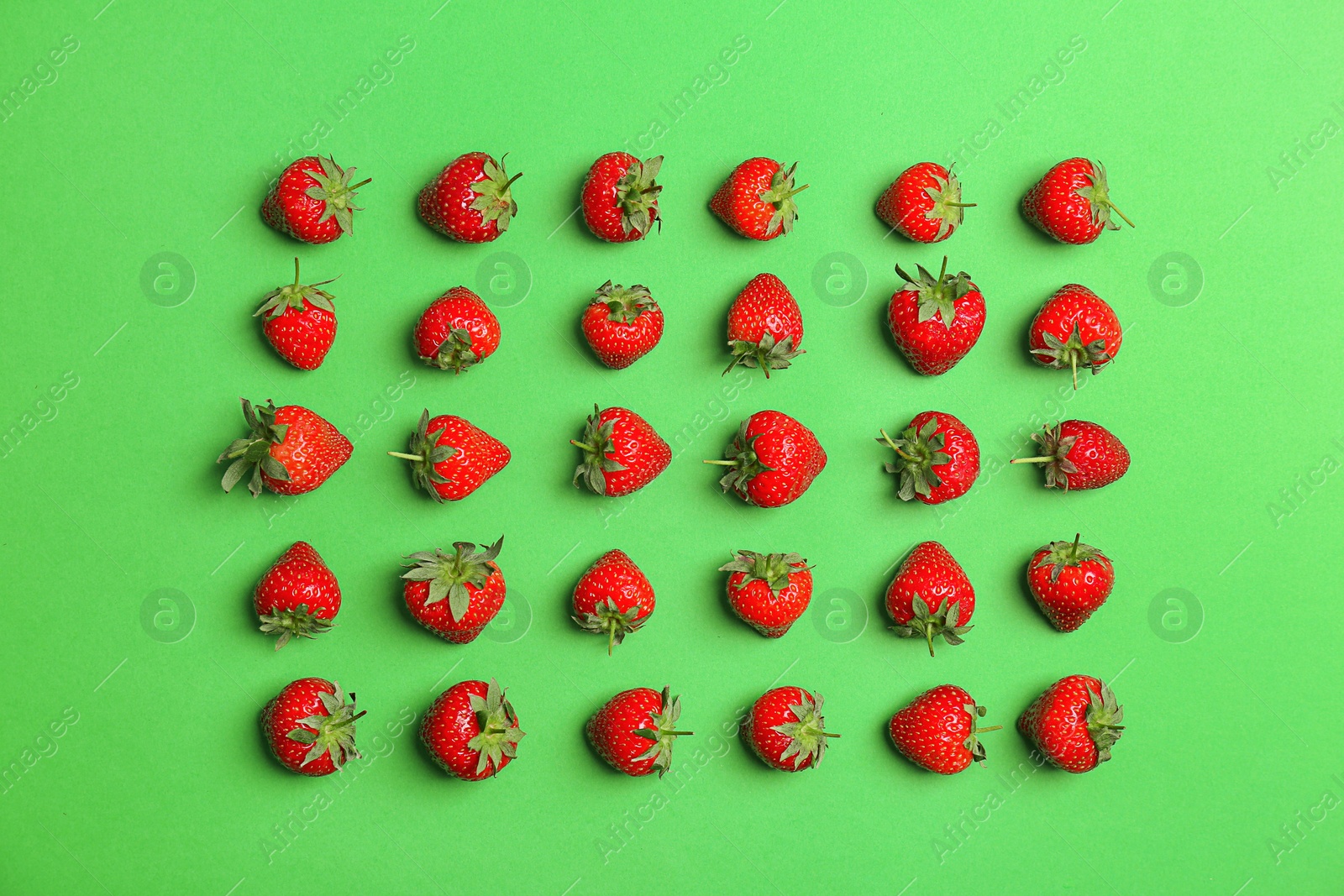 Photo of Flat lay composition with with tasty ripe strawberries on color background