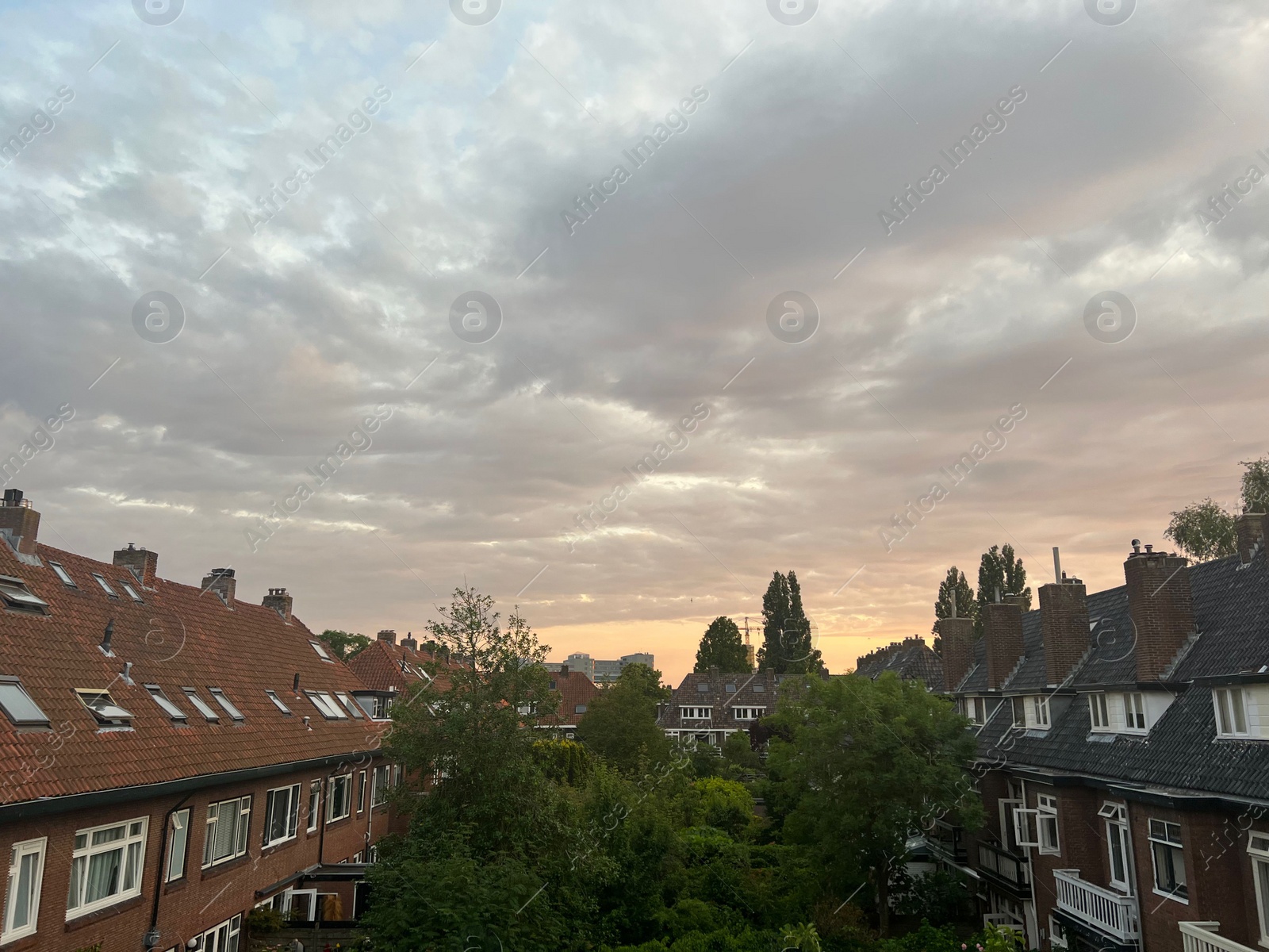 Photo of Beautiful view of cloudy sky over city in evening