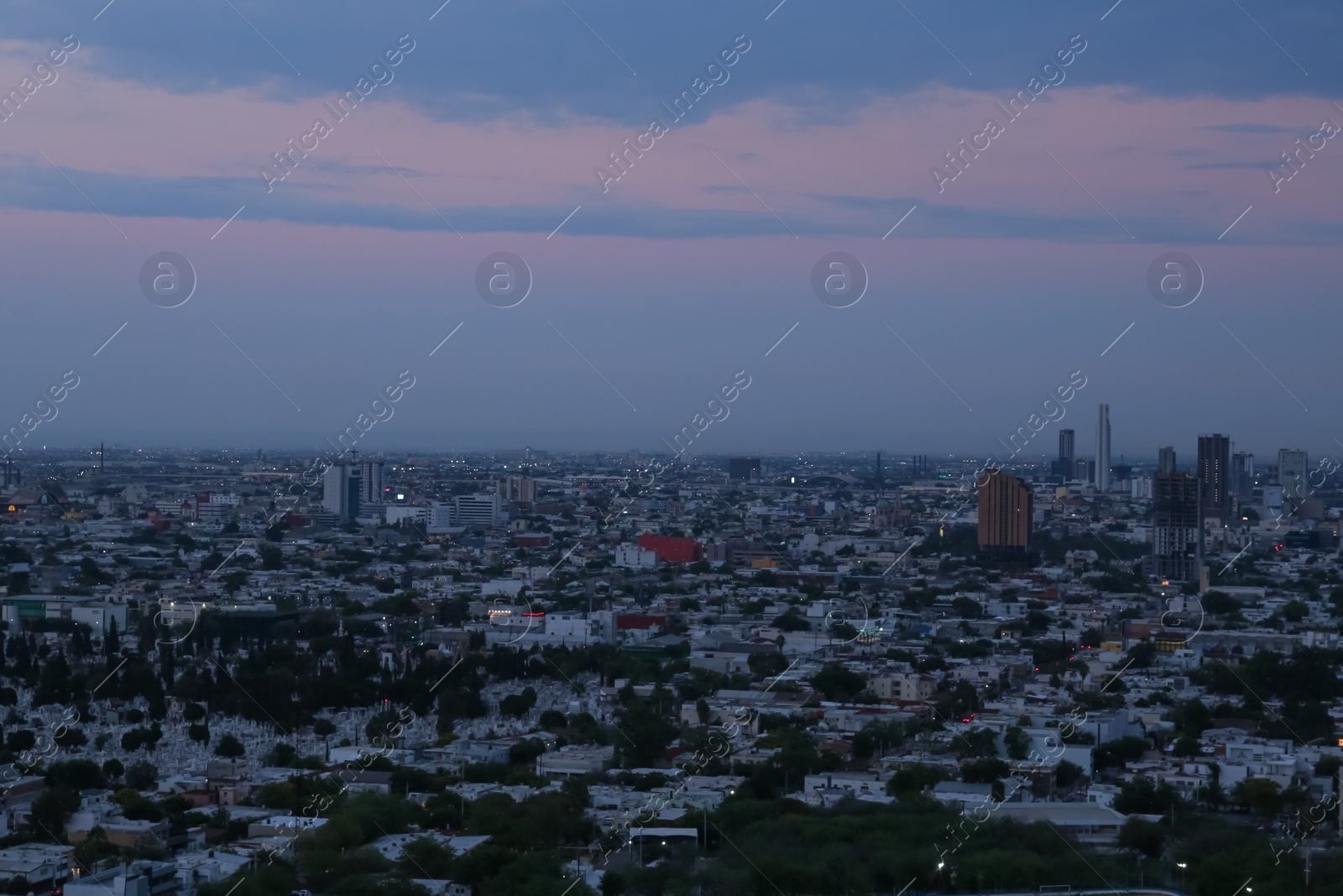 Photo of Picturesque view of sunset above big city