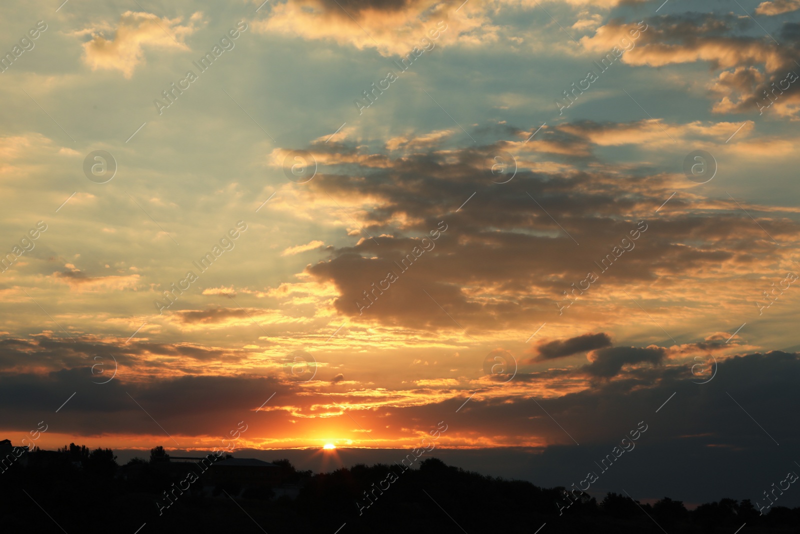 Photo of Picturesque view of beautiful cloudy sky with setting sun