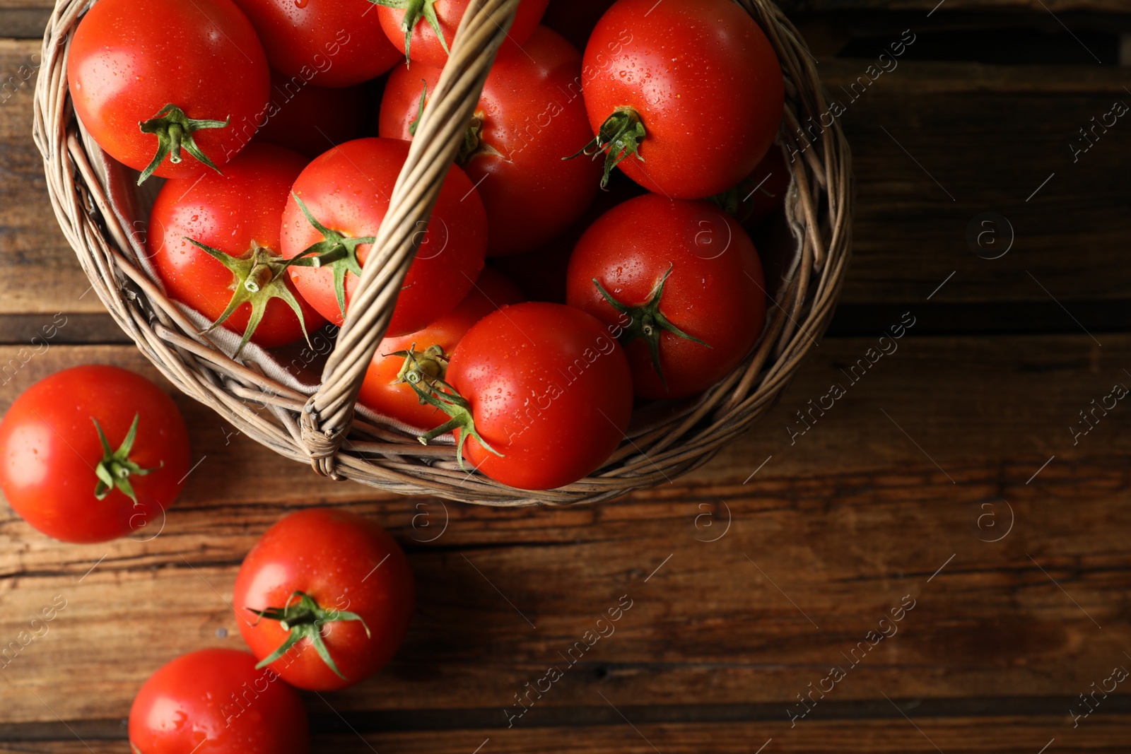 Photo of Fresh ripe tomatoes on wooden table, flat lay