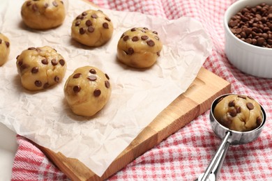 Uncooked chocolate chip cookies on cloth, closeup