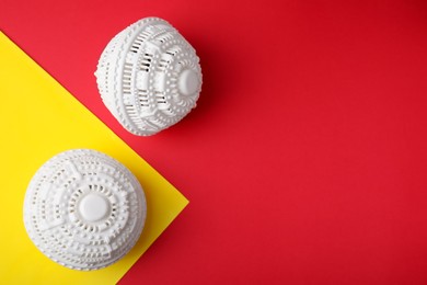 Photo of Laundry dryer balls on color background, flat lay. Space for text
