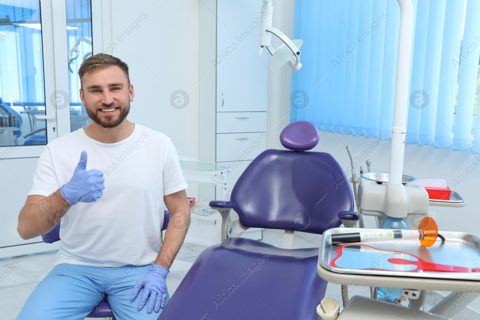 Photo of Portrait of professional dentist at workplace in clinic