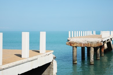 Photo of View of broken pier in sea on sunny day