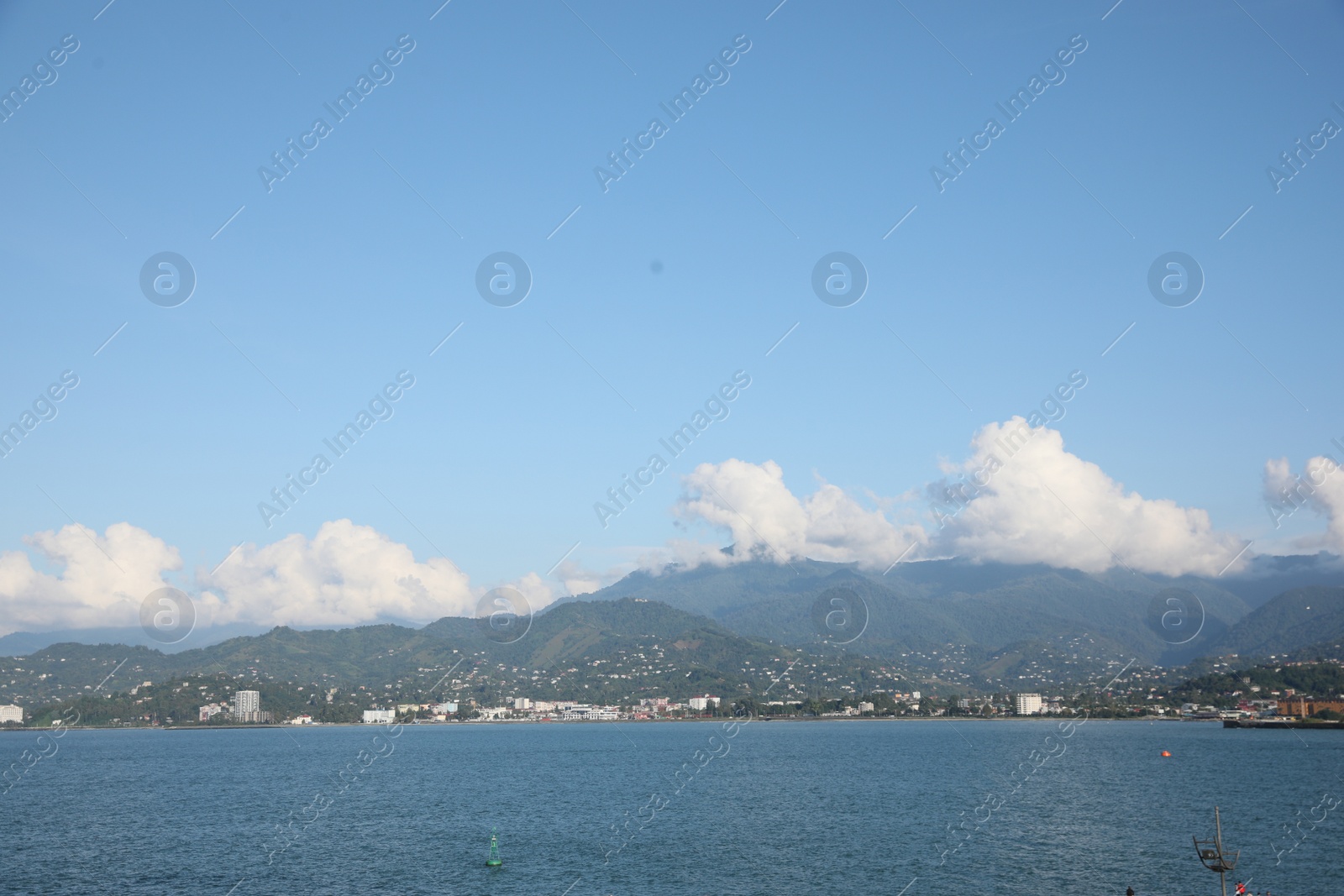 Photo of Picturesque view of city near sea and mountains