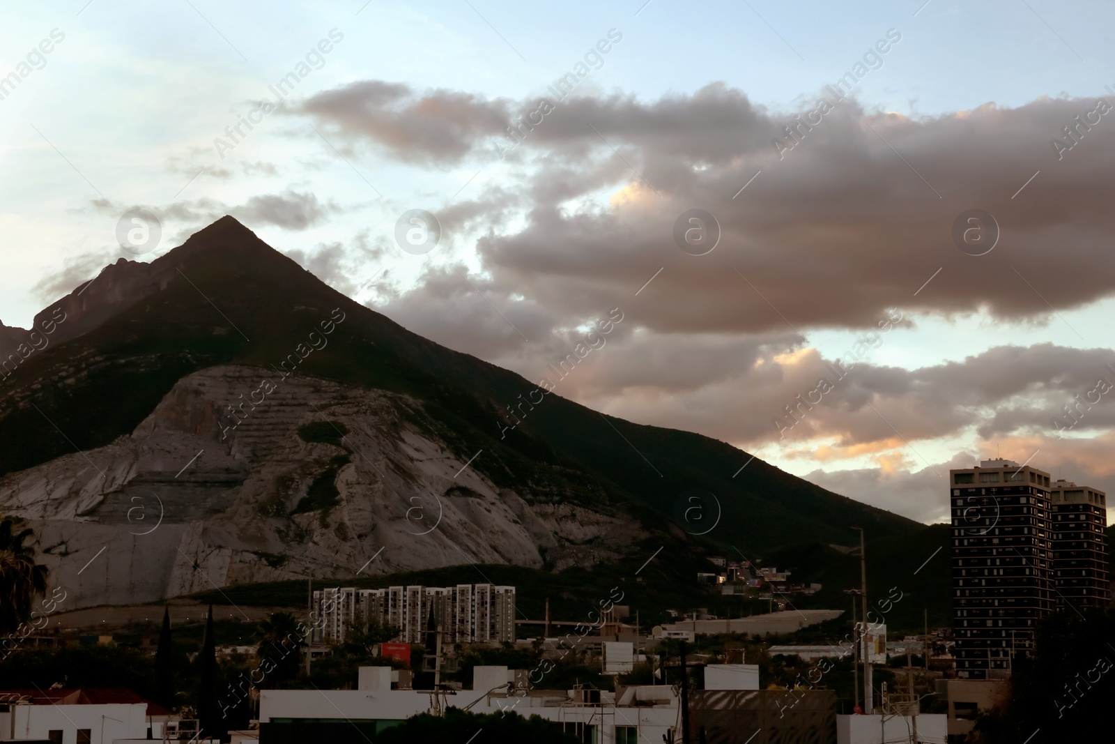 Photo of Beautiful view of city and mountains at evening