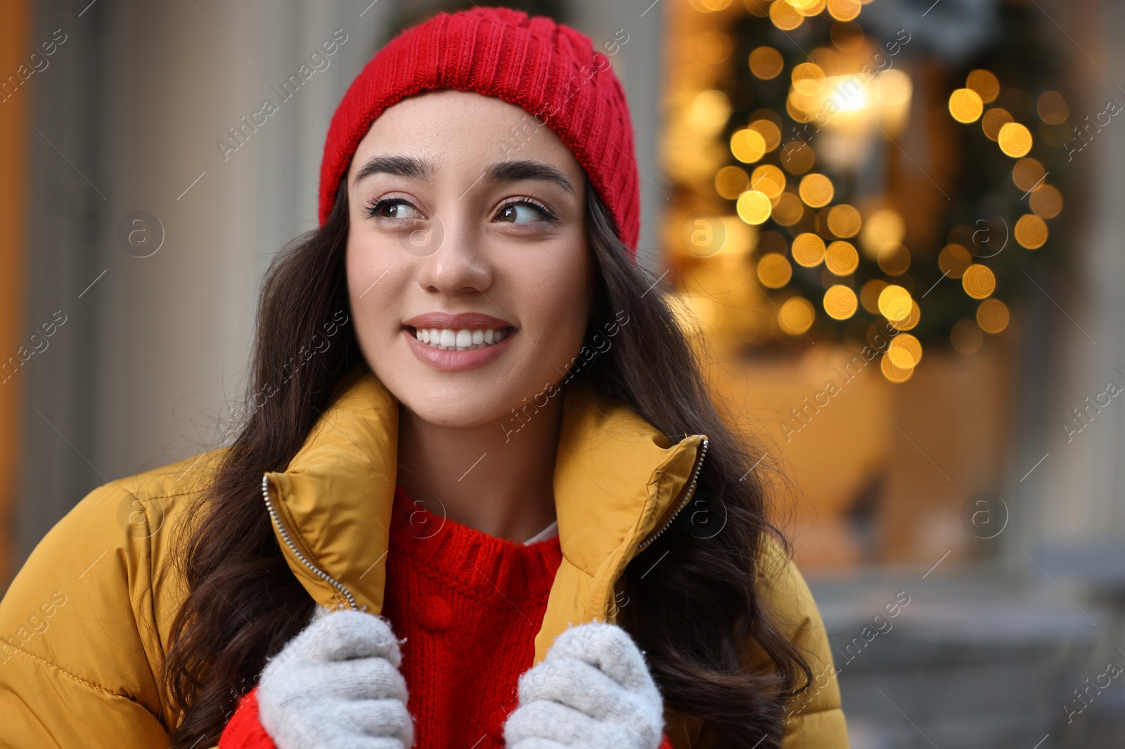 Photo of Portrait of smiling woman on city street in winter