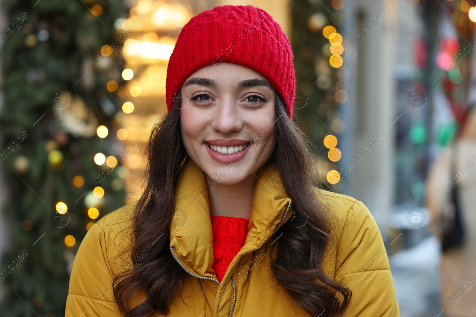 Photo of Portrait of smiling woman on city street in winter