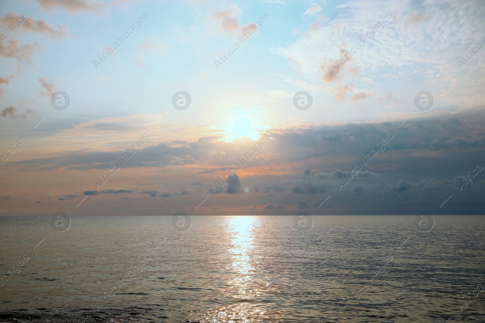 Photo of Picturesque view of sunset with clouds over sea