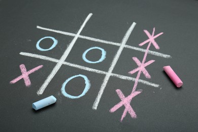 Tic tac toe game drawn on chalkboard