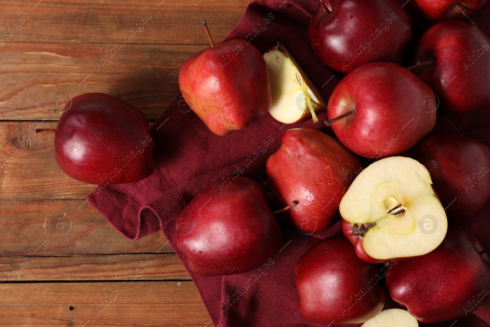 Photo of Fresh ripe red apples on wooden table, flat lay