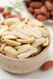 Fresh peanuts in bowl on table, closeup