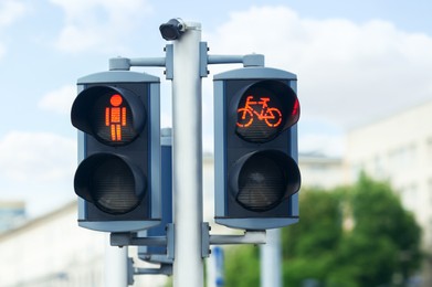 Photo of Pedestrian and bicycle traffic light on city street