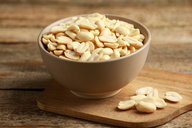 Photo of Fresh peanuts in bowl on wooden table