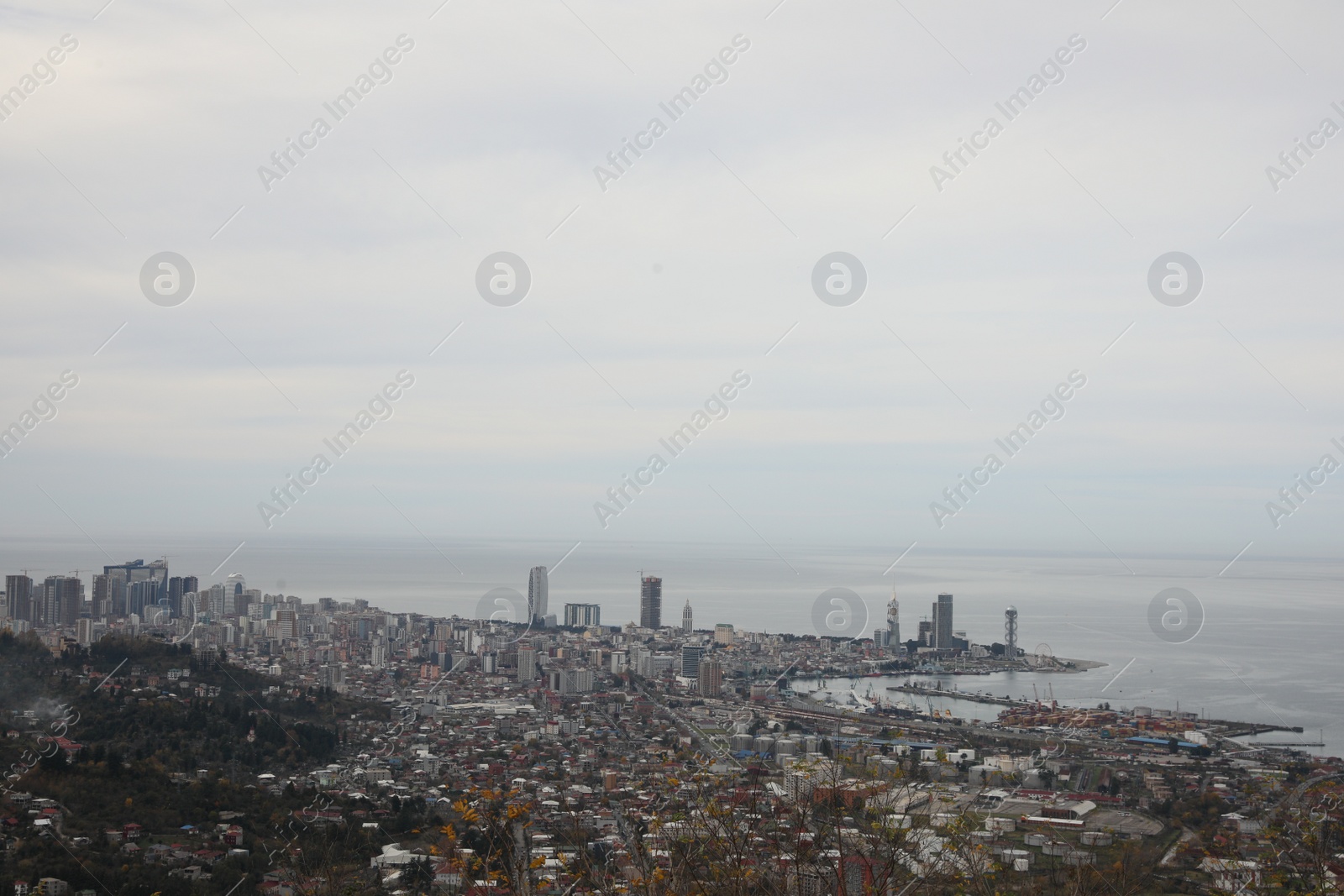 Photo of Picturesque view of city and sea under sky