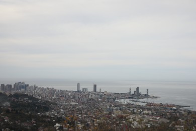 Photo of Picturesque view of city and sea under sky