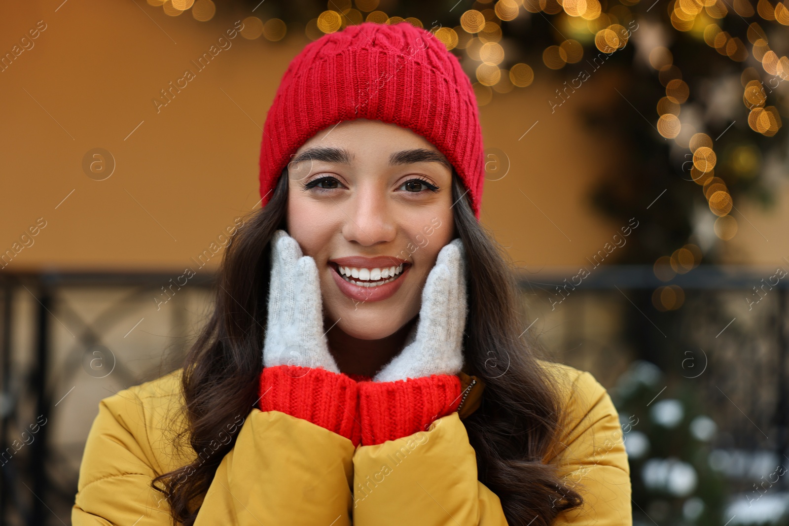 Photo of Portrait of smiling woman on city street in winter