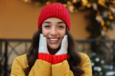 Photo of Portrait of smiling woman on city street in winter