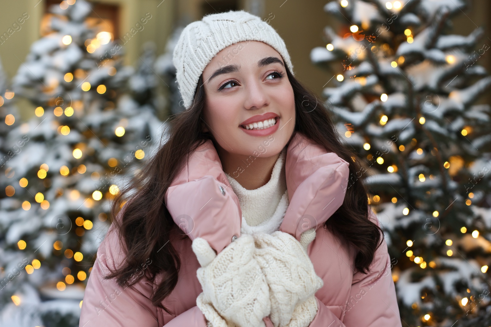 Photo of Portrait of smiling woman on city street in winter