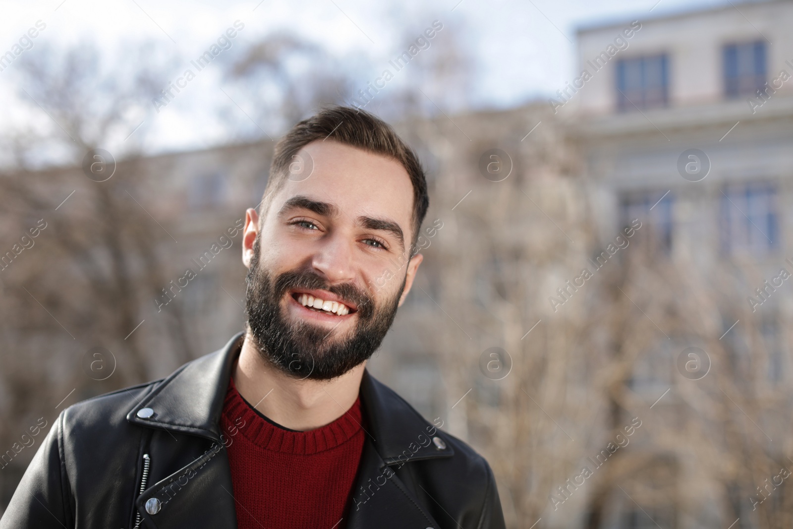 Photo of Portrait of happy young man outdoors on sunny day