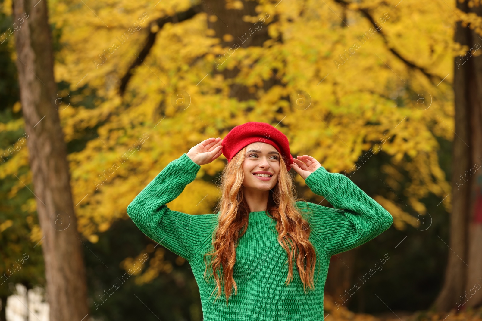 Photo of Portrait of smiling woman in autumn park