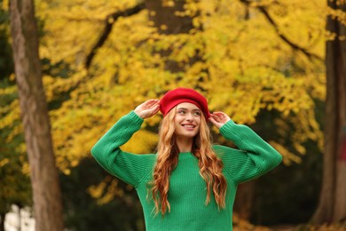 Photo of Portrait of smiling woman in autumn park