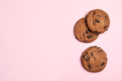 Photo of Delicious chocolate chip cookies on color background, flat lay. Space for text