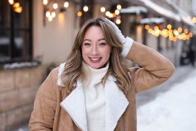 Photo of Portrait of smiling woman on city street in winter