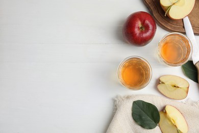 Photo of Flat lay composition with delicious apple cider on white wooden table. Space for text