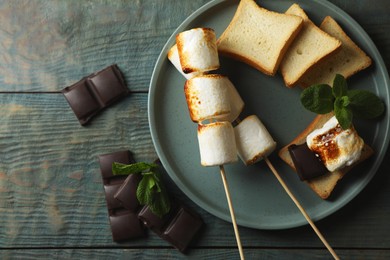 Photo of Delicious sandwich with roasted marshmallows and chocolate on grey wooden table, flat lay. Space for text