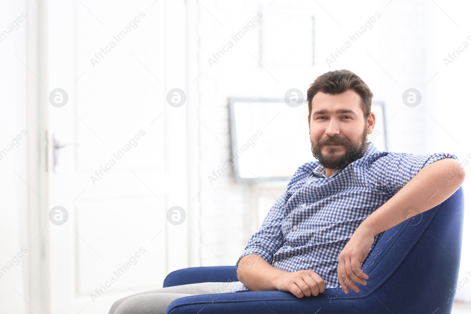 Photo of Portrait of confident mature man in armchair