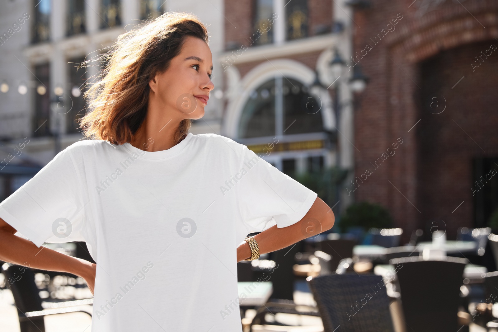 Photo of Portrait of happy young woman on city street