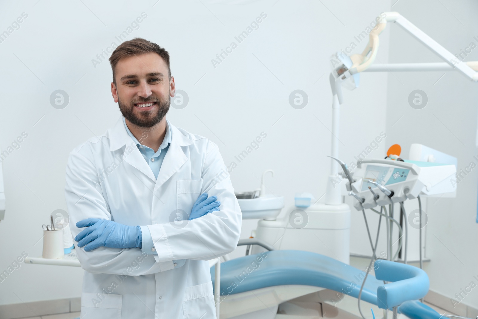 Photo of Portrait of professional dentist at workplace in clinic