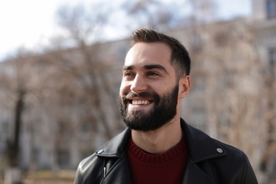 Photo of Portrait of happy young man outdoors on sunny day