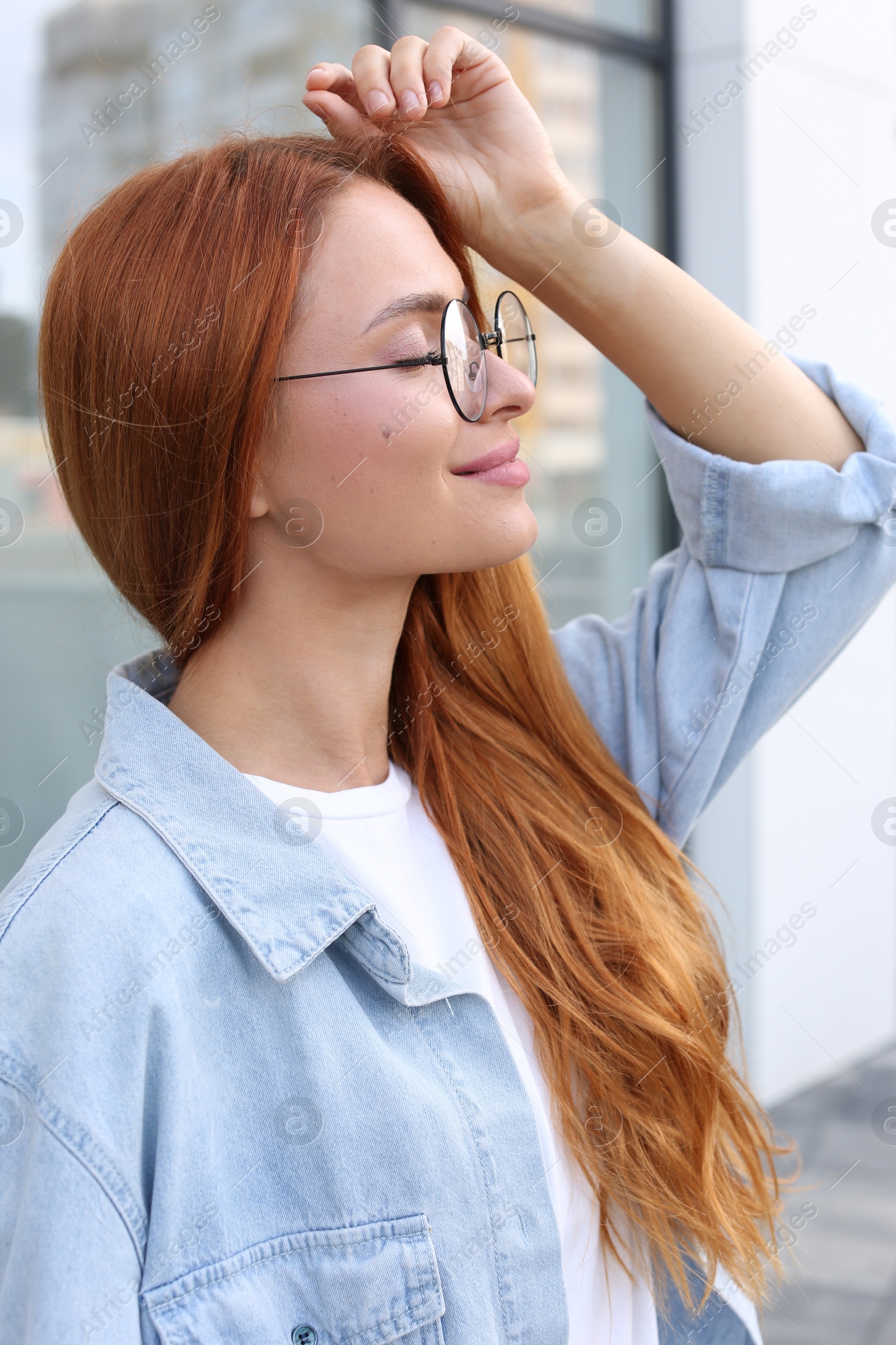 Photo of Portrait of beautiful woman in glasses outdoors